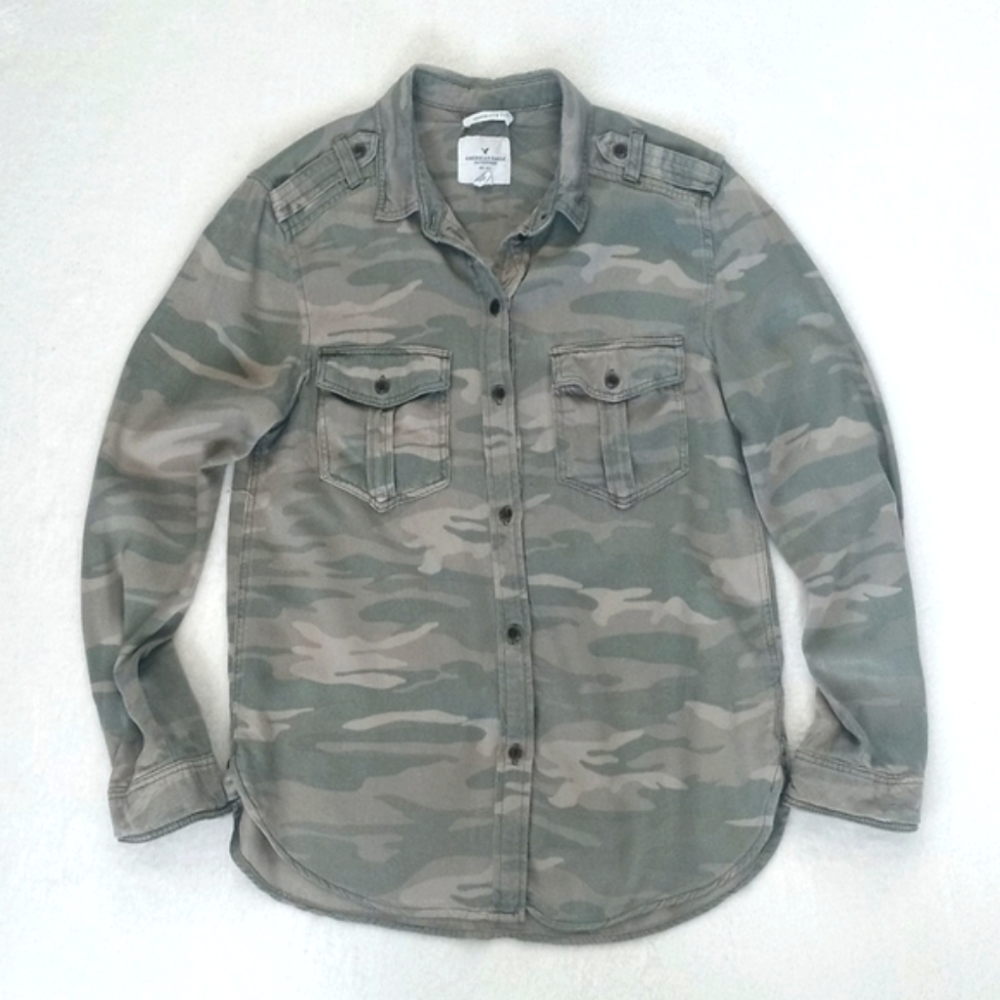 American Eagle Outfitters Green Camo Embroidered Button Down Long Sleeve Shirt S